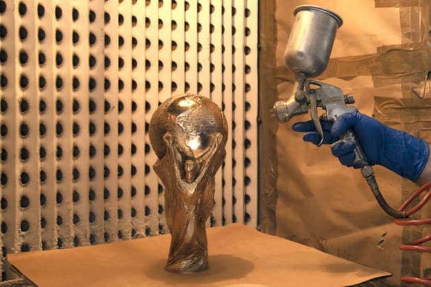 FIFA World Cup, WM, Weltmeisterschaft, Fussball Produzione e realizzazione della Coppa, How it is made, GDE Bertoni, Azione, Action, Primo piano, Close up PRODUZIONE E REALIZZAZIONE DELLA FIFA WORLD CUP
