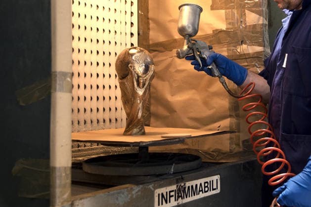 FIFA World Cup, WM, Weltmeisterschaft, Fussball Produzione e realizzazione della Coppa, How it is made, GDE Bertoni, Azione, Action, Primo piano, Close up PRODUZIONE E REALIZZAZIONE DELLA FIFA WORLD CUP