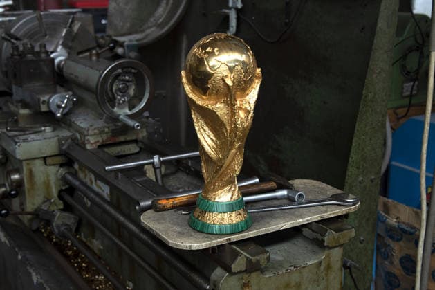 FIFA World Cup, WM, Weltmeisterschaft, Fussball Produzione e realizzazione della Coppa, How it is made, GDE Bertoni, Azione, Action, Primo piano, Close up PRODUZIONE E REALIZZAZIONE DELLA FIFA WORLD CUP