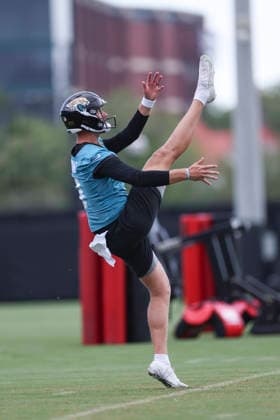 JACKSONVILLE, FL - JUNE 10: Jacksonville Jaguars punter Logan Cooke (9) punts during Minicamp on June 10, 2026 at Miller Electric Center in Jacksonville, Fl. (Photo by David Rosenblum Icon Sportswire) NFL, American Football Herren, USA JUN 10 Jacksonville Jaguars Minicamp EDITORIAL USE ONLY Icon260610162115