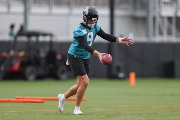 JACKSONVILLE, FL - JUNE 10: Jacksonville Jaguars punter Logan Cooke (9) punts during Minicamp on June 10, 2026 at Miller Electric Center in Jacksonville, Fl. (Photo by David Rosenblum Icon Sportswire) NFL, American Football Herren, USA JUN 10 Jacksonville Jaguars Minicamp EDITORIAL USE ONLY Icon260610162143