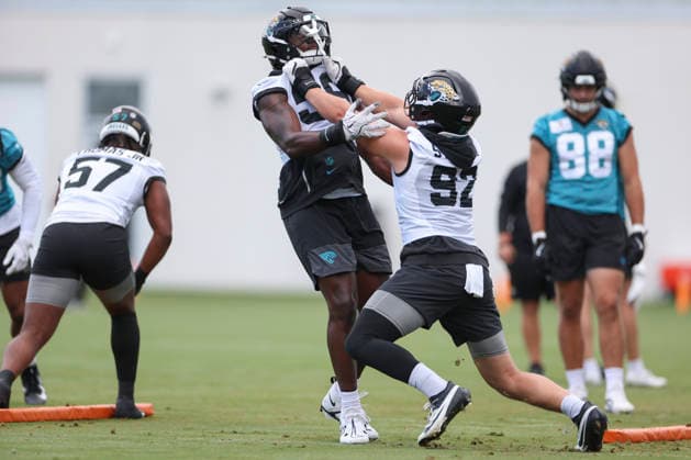 JACKSONVILLE, FL - JUNE 10: Jacksonville Jaguars defensive end Danny Striggow (92) and Jacksonville Jaguars defensive end Quindarius Dunnigan (59) work on a drill during Minicamp on June 10, 2026 at Miller Electric Center in Jacksonville, Fl. (Photo by David Rosenblum Icon Sportswire) NFL, American Football Herren, USA JUN 10 Jacksonville Jaguars Minicamp EDITORIAL USE ONLY Icon260610162234