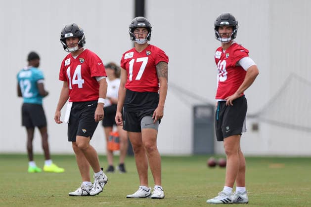 JACKSONVILLE, FL - JUNE 10: Jacksonville Jaguars quarterback Joey Aguilar (17), Jacksonville Jaguars quarterback Carter Bradley (10), and Jacksonville Jaguars quarterback Nick Mullens (14) look on during Minicamp on June 10, 2026 at Miller Electric Center in Jacksonville, Fl. (Photo by David Rosenblum Icon Sportswire) NFL, American Football Herren, USA JUN 10 Jacksonville Jaguars Minicamp EDITORIAL USE ONLY Icon260610162336