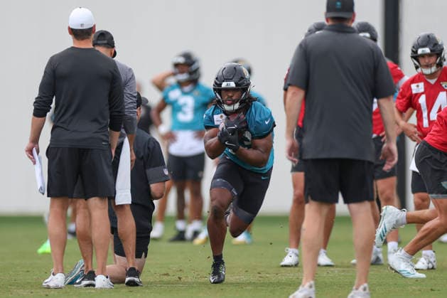 JACKSONVILLE, FL - JUNE 10: Jacksonville Jaguars running back Bhayshul Tuten (33) works on a drill during Minicamp on June 10, 2026 at Miller Electric Center in Jacksonville, Fl. (Photo by David Rosenblum Icon Sportswire) NFL, American Football Herren, USA JUN 10 Jacksonville Jaguars Minicamp EDITORIAL USE ONLY Icon260610162415