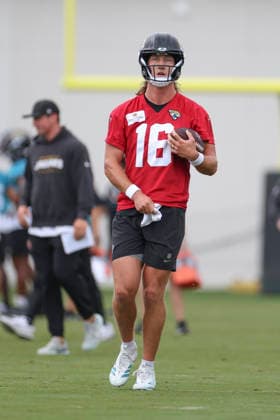JACKSONVILLE, FL - JUNE 10: Jacksonville Jaguars quarterback Trevor Lawrence (16) works on a drill during Minicamp on June 10, 2026 at Miller Electric Center in Jacksonville, Fl. (Photo by David Rosenblum Icon Sportswire) NFL, American Football Herren, USA JUN 10 Jacksonville Jaguars Minicamp EDITORIAL USE ONLY Icon260610162482