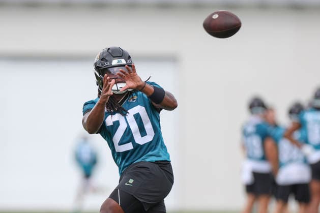 JACKSONVILLE, FL - JUNE 10: Jacksonville Jaguars running back Deejay Dallas (20) catches a pass during Minicamp on June 10, 2026 at Miller Electric Center in Jacksonville, Fl. (Photo by David Rosenblum Icon Sportswire) NFL, American Football Herren, USA JUN 10 Jacksonville Jaguars Minicamp EDITORIAL USE ONLY Icon260610162589