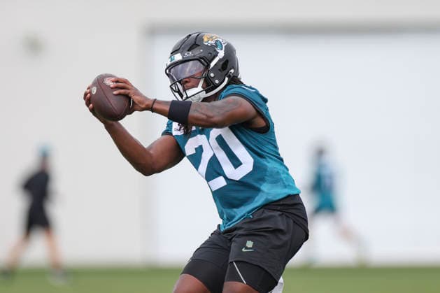 JACKSONVILLE, FL - JUNE 10: Jacksonville Jaguars running back Deejay Dallas (20) catches a pass during Minicamp on June 10, 2026 at Miller Electric Center in Jacksonville, Fl. (Photo by David Rosenblum Icon Sportswire) NFL, American Football Herren, USA JUN 10 Jacksonville Jaguars Minicamp EDITORIAL USE ONLY Icon260610162592
