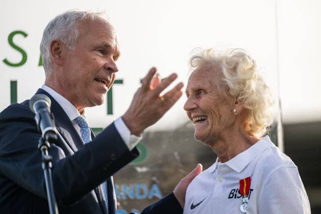 260610 Unni Helland receives Kongens Fortjenstmedalje from Jan Tore Sanner during the Diamond League athletics competition Bislett Games on June 10, 2026 in Oslo Photo Jon Olav Nesvold BILDBYRAN COP 217 MM0071 bbeng friidrett friidrott athletics diamond league bislett games 2026 bislett games norge norway  Copyright: JONxOLAVxNESVOLD BB260610JE026