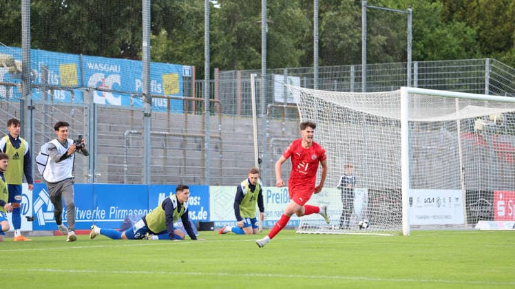 10 06 2026, xrekx, Fußball Relegation Regionalliga Suedwest , FK Pirmasens VfR Mannheim v l Torjubel nach dem Tor zum celebrating the goal celebrate 0 1 durch Tim Seifert VfR Mannheim DFL DFB REGULATIONS PROHIBIT ANY USE OF PHOTOGRAPHS as IMAGE SEQUENCES and or QUASI VIDEO Pirmasens