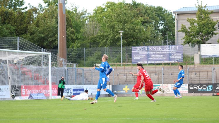 10 06 2026, xrekx, Fußball Relegation Regionalliga Suedwest , FK Pirmasens VfR Mannheim v l Torjubel nach dem Tor zum celebrating the goal celebrate 0 1 durch Tim Seifert VfR Mannheim DFL DFB REGULATIONS PROHIBIT ANY USE OF PHOTOGRAPHS as IMAGE SEQUENCES and or QUASI VIDEO Pirmasens