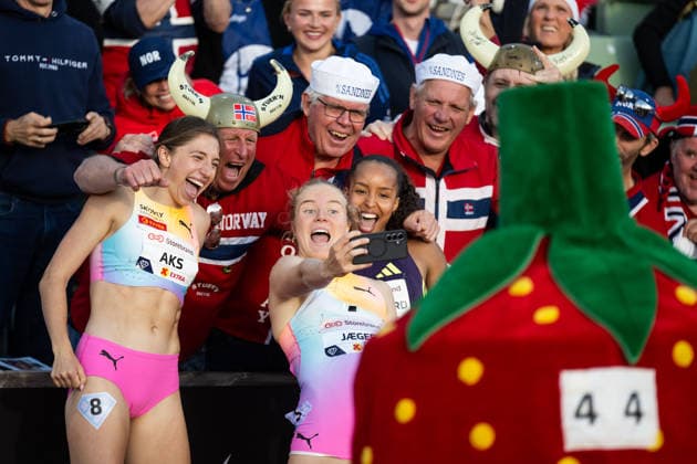 260610 Henriette Jaeger of Norway celebrates with fans, Astri Ertzgaard and Josefine Aks of Norway after women™s 400 meter final during the Diamond League athletics competition Bislett Games on June 10, 2026 in Oslo Photo Jon Olav Nesvold BILDBYRAN COP 217 MM0071 bbeng friidrett friidrott athletics diamond league bislett games 2026 bislett games norge norway publik  Copyright: JONxOLAVxNESVOLD BB260610JE033