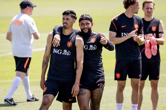 KANSAS CITY - Tijjani Reijnders of the Netherlands and Memphis Depay of the Netherlands thank the crowd after a training session of the Dutch national team, Nationalteam at Riverside Stadium on June 10, 2026, in Kansas City. The Dutch national team is preparing for the 2026 FIFA World Cup, WM, Weltmeisterschaft, Fussball ROBIN VAN LONKHUIJSEN ANP xVIxANPxSportx xxANPxIVx 560669362 originalFilename: 560669362.jpg