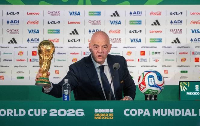 Fußball, Herren, Saison 2025 26, FIFA Word Cup 2026 in Mexiko, Kanada und USA, Mexiko-City ein Tag (Ortszeit) vor dem Eröffnungsspiel, im Bild: Pressekonferenz mit FIFA-Präsident Gianni Infantino im Medienzentrum im Aztekenstadion mit WM-Pokal und WM-Ball, 10.06. 2026, *** Soccer, men, 2025 26 season, FIFA Word Cup 2026 in Mexico, Canada and USA, Mexico City one day local time before the opening match, in the picture press conference with FIFA President Gianni Infantino in the media center in the Aztec Stadium with World Cup trophy and World Cup ball, 10 06 2026, Copyright: xMatthiasxKochx
