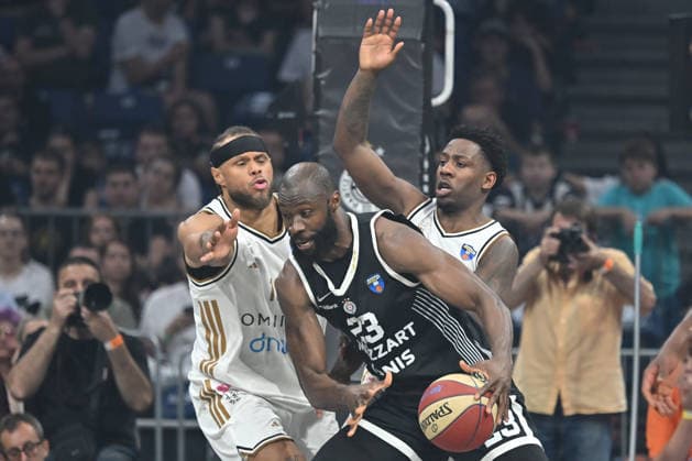 PARTIZAN vs DUBAI BASKETBALL BRUNO FERNANDO vs JUSTIN ANDERSON and MCKINLEY WRIGHT IV basketball Partizan vs Dubai basketball playoffs finals of Adriatic ABA league at Beogradska arena, Belrade 10.06.2026 Foto: BASKETBALL, PLAYOFFS FINALS, ADRIATIC ABA LEAGUE, PARTIZAN, DUBAI BASKETBALL Belgrade Belgrade arena Serbia Copyright: xMarkoxMetlas xMNxPressx