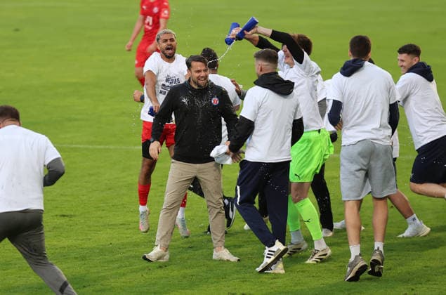 10 06 2026, Football relegation to Regionalliga Südwest, FK Pirmasens VfR Mannheim, v l , Coach Marcel Abele VfR Mannheim gets a beer shower DFL DFB REGULATIONS PROHIBIT ANY USE OF PHOTOGRAPHS AS IMAGE SEQUENCES AND OR QUASI VIDEO xdcx Copyright: HMBxMedia Claus