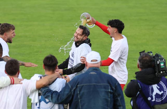 10 06 2026, Football relegation to Regionalliga Südwest, FK Pirmasens VfR Mannheim, v l , Coach Marcel Abele VfR Mannheim gets a beer shower DFL DFB REGULATIONS PROHIBIT ANY USE OF PHOTOGRAPHS AS IMAGE SEQUENCES AND OR QUASI VIDEO xdcx Copyright: HMBxMedia Claus