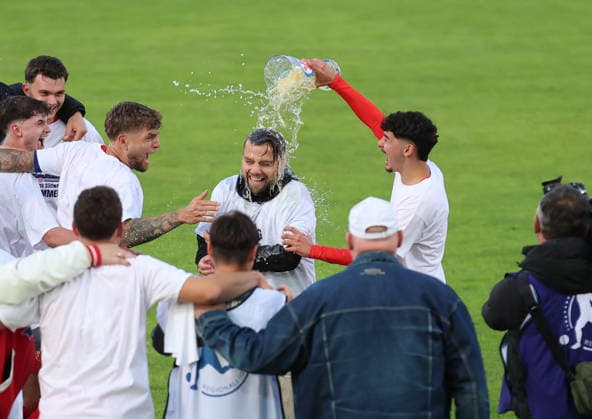 10 06 2026, Football relegation to Regionalliga Südwest, FK Pirmasens VfR Mannheim, v l , Coach Marcel Abele VfR Mannheim gets a beer shower DFL DFB REGULATIONS PROHIBIT ANY USE OF PHOTOGRAPHS AS IMAGE SEQUENCES AND OR QUASI VIDEO xdcx Copyright: HMBxMedia Claus
