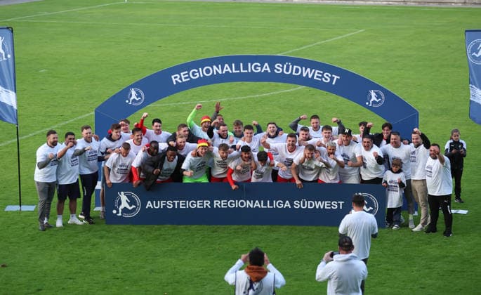 10 06 2026, Football relegation to Regionalliga Südwest, FK Pirmasens VfR Mannheim, v l , Mannheim players cheering celebrate promotion DFL DFB REGULATIONS PROHIBIT ANY USE OF PHOTOGRAPHS AS IMAGE SEQUENCES AND OR QUASI VIDEO xdcx Copyright: HMBxMedia Claus