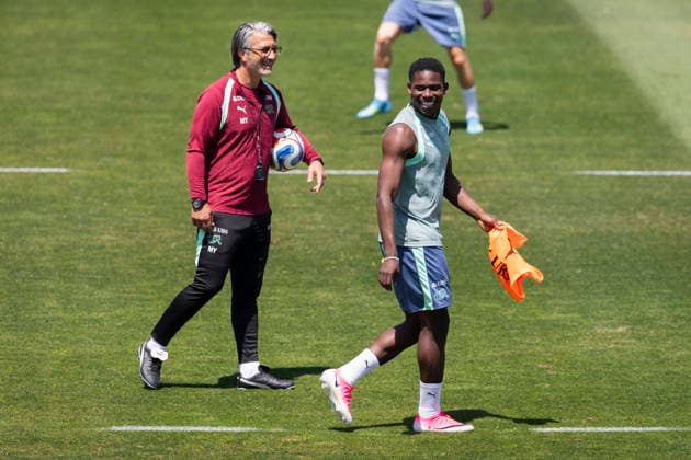 FIFA World Cup, WM, Weltmeisterschaft, Fussball 2026 - Switzerland training session Switzerland s head coach Murat Yakin (L) talks to his player Breel Embolo participates in a training session of the Swiss national soccer team at the SDJA in San Diego, California, USA, 10 June 2026. Switzerland are drawn in Group B of the upcoming FIFA World Cup 2026 starting on 11 June 2026 and running until 19 July 2026. San Diego United States  Copyright: xPETERxKLAUNZERx