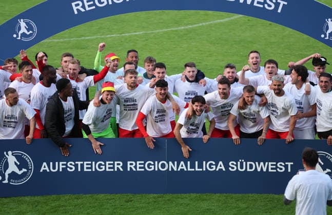 10 06 2026, Football relegation to Regionalliga Südwest, FK Pirmasens VfR Mannheim, v l , Mannheim players cheering celebrate promotion DFL DFB REGULATIONS PROHIBIT ANY USE OF PHOTOGRAPHS AS IMAGE SEQUENCES AND OR QUASI VIDEO xdcx Copyright: HMBxMedia Claus