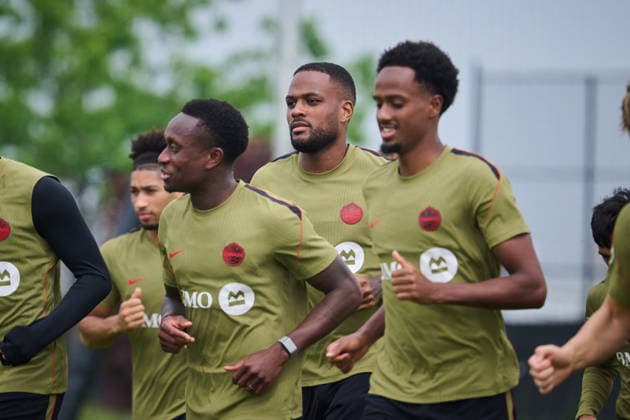 June 10, 2026, Toronto, On, Canada: Canada s Cyle Larin (9), centre, warms up with his team during a Team Canada World Cup training session in Toronto, on Wednesday, June 10, 2026. Canada News - June 10, 2026  - ZUMAc35_ 20260610_zaf_c35_041 Copyright: xSammyxKoganx