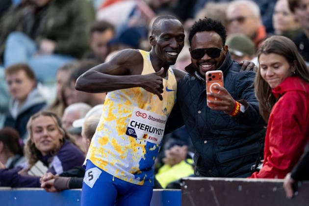 260610 Timothy Cheruiyot of Kenya with fans after men™s dream mile during the Diamond League athletics competition Bislett Games on June 10, 2026 in Oslo Photo Marius Simensen BILDBYRAN COP 238 MM0071 bbeng friidrett friidrott athletics diamond league bislett games 2026 bislett games norge norway publik  Copyright: MARIUSxSIMENSEN BB260610BB740