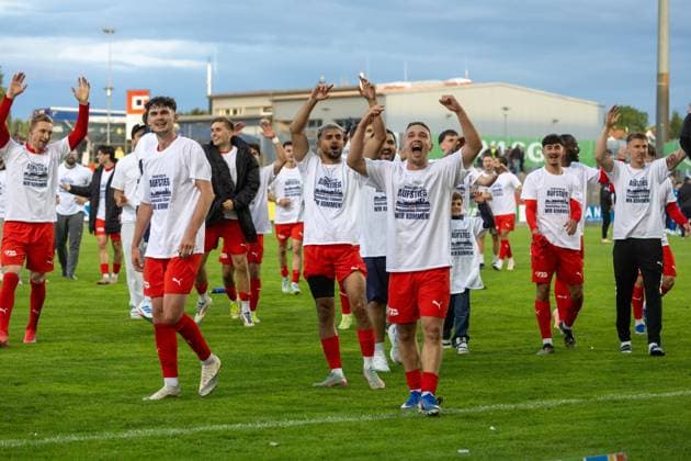 Riesiger Jubel beim VfR nach dem Schlusspfiff und dem damit verbundenen Aufstieg in die Regionalliga Südwest