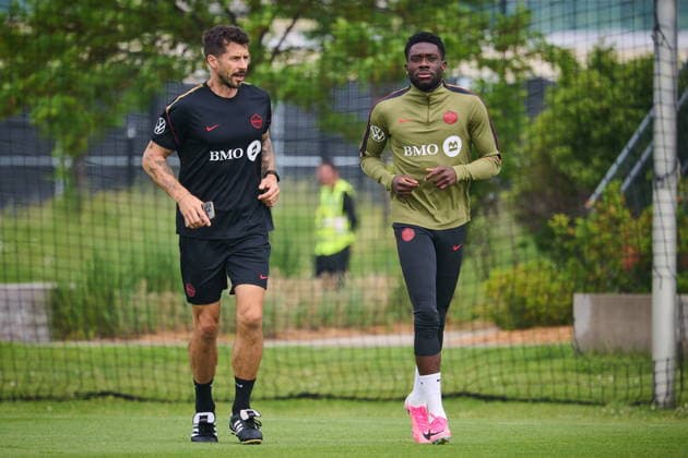 June 10, 2026, Toronto, On, Canada: Canada s Alphonso Davies, right, runs laps during a Team Canada World Cup training session in Toronto, on Wednesday, June 10, 2026. Canada News - June 10, 2026  - ZUMAc35_ 20260610_zaf_c35_049 Copyright: xSammyxKoganx