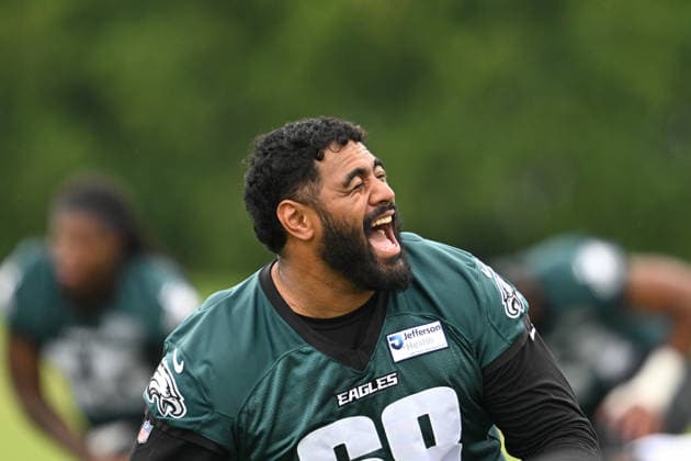 PHILADELPHIA, PA - JUNE 10: Philadelphia Eagles offensive tackle Jordan Mailata 68 laughs during the Philadelphia Eagles off season minicamp on June 10th, 2026 at the Jefferson Health Training Complex in Philadelphia, PA. (Photo by Terence Lewis Icon Sportswire) NFL, American Football Herren, USA JUN 10 Philadelphia Eagles Minicamp EDITORIAL USE ONLY Icon260610002