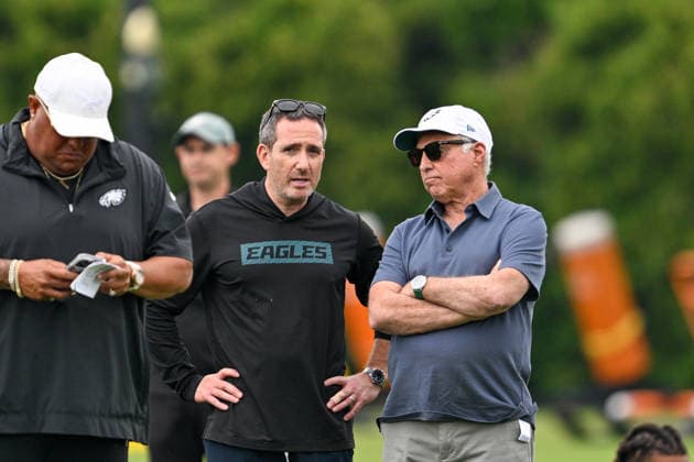 PHILADELPHIA, PA - JUNE 10: Eagles owner Jeffrey Lurie and General manager Howie Roseman converse during the Philadelphia Eagles off season minicamp on June 10th, 2026 at the Jefferson Health Training Complex in Philadelphia, PA. (Photo by Terence Lewis Icon Sportswire) NFL, American Football Herren, USA JUN 10 Philadelphia Eagles Minicamp EDITORIAL USE ONLY Icon260610009