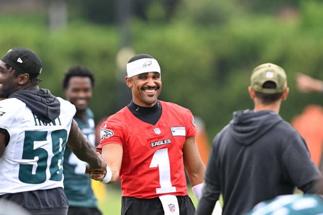 PHILADELPHIA, PA - JUNE 10: Philadelphia Eagles quarterback Jalen Hurts 1 laughs during the Philadelphia Eagles off season minicamp on June 10th, 2026 at the Jefferson Health Training Complex in Philadelphia, PA. (Photo by Terence Lewis Icon Sportswire) NFL, American Football Herren, USA JUN 10 Philadelphia Eagles Minicamp EDITORIAL USE ONLY Icon260610010