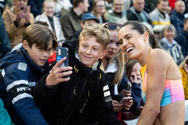 260610 Amalie Iuel of Norway with fans after women™s 400 meter hurdles during the Diamond League athletics competition Bislett Games on June 10, 2026 in Oslo Photo Jon Olav Nesvold BILDBYRAN COP 217 MM0071 bbeng friidrett friidrott athletics diamond league bislett games 2026 bislett games norge norway publik  Copyright: JONxOLAVxNESVOLD BB260610JE062