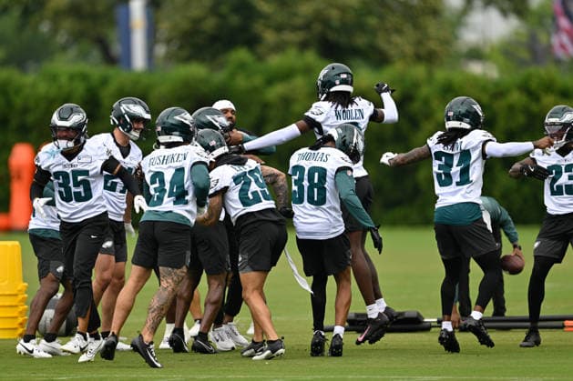 PHILADELPHIA, PA - JUNE 10: The Eagles secondary horses around with Philadelphia Eagles cornerback Cooper DeJean 33 during the Philadelphia Eagles off season minicamp on June 10th, 2026 at the Jefferson Health Training Complex in Philadelphia, PA. (Photo by Terence Lewis Icon Sportswire) NFL, American Football Herren, USA JUN 10 Philadelphia Eagles Minicamp EDITORIAL USE ONLY Icon260610014