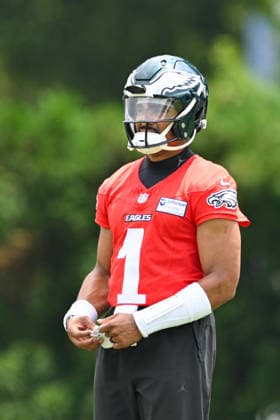 PHILADELPHIA, PA - JUNE 10: Philadelphia Eagles quarterback Jalen Hurts 1 looks on during the Philadelphia Eagles off season minicamp on June 10th, 2026 at the Jefferson Health Training Complex in Philadelphia, PA. (Photo by Terence Lewis Icon Sportswire) NFL, American Football Herren, USA JUN 10 Philadelphia Eagles Minicamp EDITORIAL USE ONLY Icon260610020