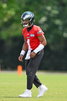 PHILADELPHIA, PA - JUNE 10: Philadelphia Eagles quarterback Jalen Hurts 1 prepares to hike the ball during the Philadelphia Eagles off season minicamp on June 10th, 2026 at the Jefferson Health Training Complex in Philadelphia, PA. (Photo by Terence Lewis Icon Sportswire) NFL, American Football Herren, USA JUN 10 Philadelphia Eagles Minicamp EDITORIAL USE ONLY Icon260610021