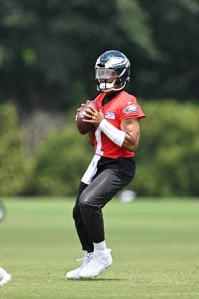 PHILADELPHIA, PA - JUNE 10: Philadelphia Eagles quarterback Jalen Hurts 1 looks to throw the ball during the Philadelphia Eagles off season minicamp on June 10th, 2026 at the Jefferson Health Training Complex in Philadelphia, PA. (Photo by Terence Lewis Icon Sportswire) NFL, American Football Herren, USA JUN 10 Philadelphia Eagles Minicamp EDITORIAL USE ONLY Icon260610023