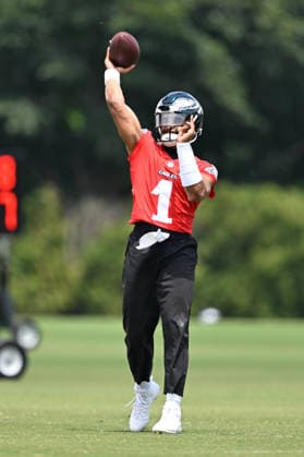 PHILADELPHIA, PA - JUNE 10: Philadelphia Eagles quarterback Jalen Hurts 1 throws the ball during the Philadelphia Eagles off season minicamp on June 10th, 2026 at the Jefferson Health Training Complex in Philadelphia, PA. (Photo by Terence Lewis Icon Sportswire) NFL, American Football Herren, USA JUN 10 Philadelphia Eagles Minicamp EDITORIAL USE ONLY Icon260610024