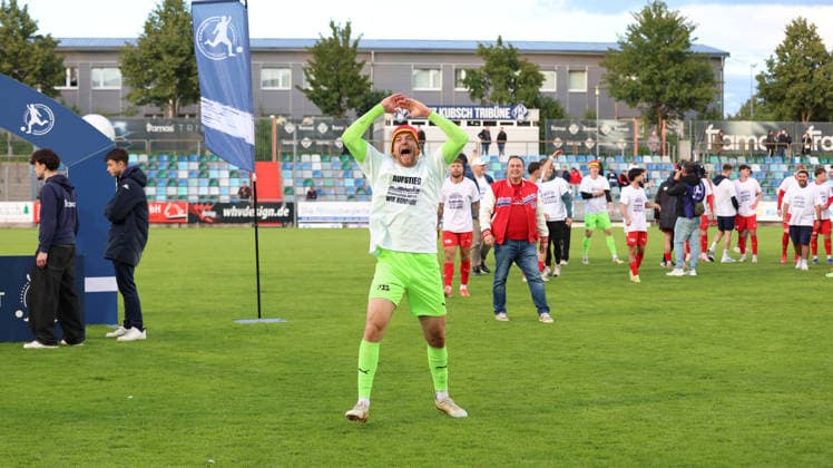 10 06 2026, xrekx, Fußball Relegation Regionalliga Suedwest , FK Pirmasens VfR Mannheim v l Aufsteiger VfR Mannheim Mannschaft, Spieler, jubeln nach Spielende, Team, Player, celebrate at the end of the match David Nreca Bisinger VfR Mannheim DFL DFB REGULATIONS PROHIBIT ANY USE OF PHOTOGRAPHS as IMAGE SEQUENCES and or QUASI VIDEO Pirmasens