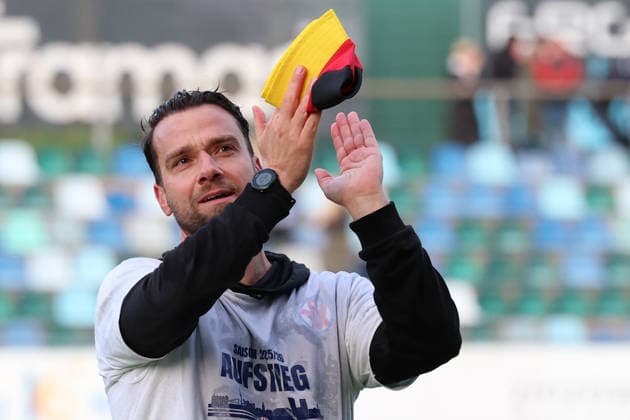 10 06 2026, xrekx, Fussball Relegation Regionalliga Suedwest , FK Pirmasens VfR Mannheim v l Marcel Abele Coach VfR Mannheim thanks the fans, the player thanks the fans for their support DFL DFB REGULATIONS PROHIBIT ANY USE OF PHOTOGRAPHS as IMAGE SEQUENCES and or QUASI VIDEO Pirmasens