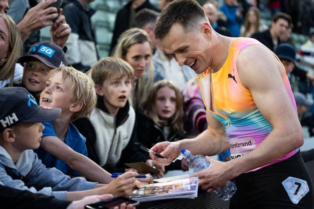 260610 Karsten Warholm of Norway with fans after men™s 400 meter hurdles during the Diamond League athletics competition Bislett Games on June 10, 2026 in Oslo Photo Jon Olav Nesvold BILDBYRAN COP 217 MM0071 bbeng friidrett friidrott athletics diamond league bislett games 2026 bislett games norway publik barn ungdom  Copyright: JONxOLAVxNESVOLD BB260610JE073