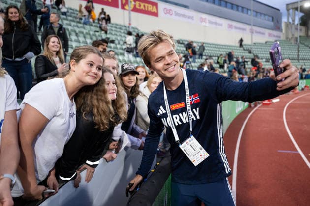 260610 Sondre Guttormsen of Norway with fans after the Diamond League athletics competition Bislett Games on June 10, 2026 in Oslo Photo Jon Olav Nesvold BILDBYRAN COP 217 MM0071 bbeng friidrett friidrott athletics diamond league bislett games 2026 bislett games norway publik barn ungdom  Copyright: JONxOLAVxNESVOLD BB260610JE074