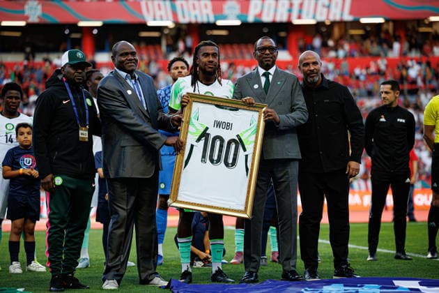 Alex Iwobi seen celebrating his 100th appearance during International Friendly, Länderspiel, Nationalmannschaft game between national teams of Portugal and Nigeria (Luis Loureiro Ball Raw Images PT) Leiria Estadio Dr. Magalhaes Pessoa Portugal Copyright: xLuisxLoureirox luisloureiro_portugal_nigeria_2526-25