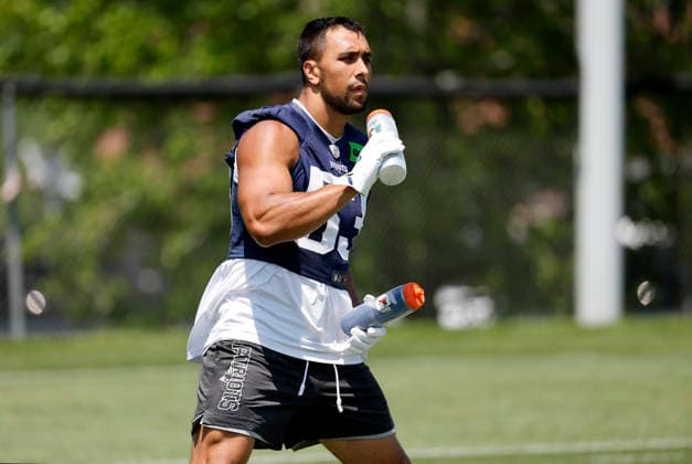 FOXBOROUGH, MA - JUNE 10: It was so hot, Christian Elliss 53 of the New England Patriots had two water bottles to stay hydrated during New England Patriots Minicamp on June 10, 2026, at Gillette Stadium in Foxborough, Massachusetts. (Photo by Fred Kfoury III Icon Sportswire) NFL, American Football Herren, USA JUN 10 New England Patriots OTA EDITORIAL USE ONLY Icon482260610007