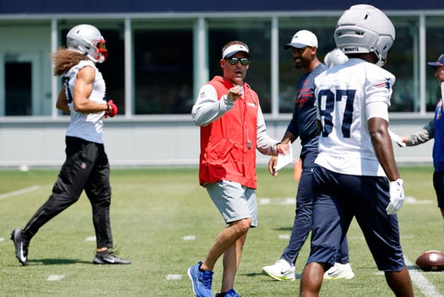FOXBOROUGH, MA - JUNE 10: New England Patriots offensive coordinator Josh McDaniels coaches Romeo Doubs 87 of the New England Patriots during New England Patriots Minicamp on June 10, 2026, at Gillette Stadium in Foxborough, Massachusetts. (Photo by Fred Kfoury III Icon Sportswire) NFL, American Football Herren, USA JUN 10 New England Patriots OTA EDITORIAL USE ONLY Icon482260610019