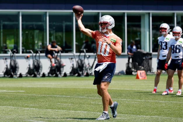 FOXBOROUGH, MA - JUNE 10: Drake Maye 10 of the New England Patriots passes during New England Patriots Minicamp on June 10, 2026, at Gillette Stadium in Foxborough, Massachusetts. (Photo by Fred Kfoury III Icon Sportswire) NFL, American Football Herren, USA JUN 10 New England Patriots OTA EDITORIAL USE ONLY Icon482260610023