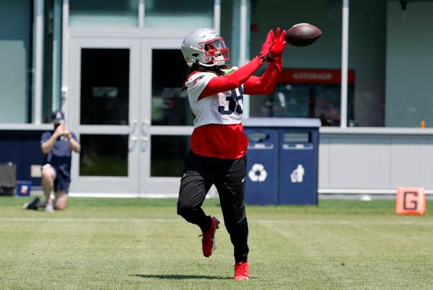 FOXBOROUGH, MA - JUNE 10: Rhamondre Stevenson 38 of the New England Patriots hauls in a pass during New England Patriots Minicamp on June 10, 2026, at Gillette Stadium in Foxborough, Massachusetts. (Photo by Fred Kfoury III Icon Sportswire) NFL, American Football Herren, USA JUN 10 New England Patriots OTA EDITORIAL USE ONLY Icon482260610025