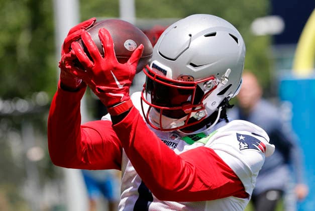 FOXBOROUGH, MA - JUNE 10: A.J. Brown 1 of the New England Patriots grabs a pass during New England Patriots Minicamp on June 10, 2026, at Gillette Stadium in Foxborough, Massachusetts. (Photo by Fred Kfoury III Icon Sportswire) NFL, American Football Herren, USA JUN 10 New England Patriots OTA EDITORIAL USE ONLY Icon482260610029