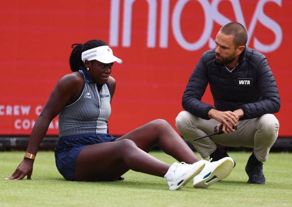 Tennis, WTA-Turnier in London, Queens Club #2 2026 HSBC Tennis Championships, Queens Club, London, UK - 10 06 2026 Victoria Mboko (CAN) sits injured following a slip in her second round match against Karolina Pliskova (CZE) in the HSBC 2026 Championships at Queens Club in London London Queens Club London GBR Copyright: xMarkxGreenwoodx