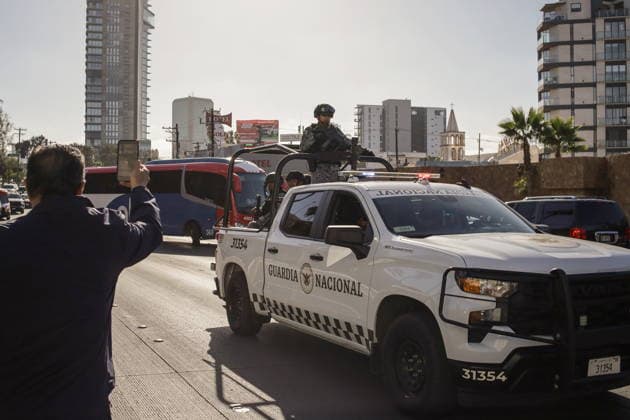 Fußball, FIFA WM 2026, Nationalteam Iran, Fans vor Mannschaftshotel in Tijuana FIFA World Cup, WM, Weltmeisterschaft, Fussball 2026 - Iran fans gather in Tijuana Members of the Mexican National Guard escort Iran s national soccer team bus in Tijuana, Mexico, 10 June 2026. Iran will face New Zealand in a FIFA World Cup 2026 group-stage match in Los Angeles on 15 June and is based in Tijuana amid US visa restrictions affecting members of its delegation. TIJUANA Mexico  Copyright: xJOEBETHxTERRIQUEZx