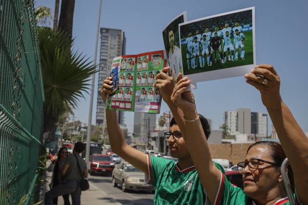 Fußball, FIFA WM 2026, Nationalteam Iran, Fans vor Mannschaftshotel in Tijuana FIFA World Cup, WM, Weltmeisterschaft, Fussball 2026 - Iran fans gather in Tijuana Fans hold up photographs of members of the Iranian national team, Nationalteam in Tijuana, Mexico, 10 June 2026. Iran will face New Zealand in a FIFA World Cup 2026 group-stage match in Los Angeles on 15 June and is based in Tijuana amid US visa restrictions affecting members of its delegation. TIJUANA Mexico  Copyright: xJOEBETHxTERRIQUEZx